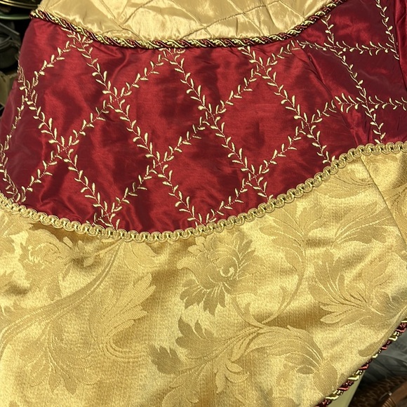 Beautiful deep red and gold tree skirt - Picture 2 of 2